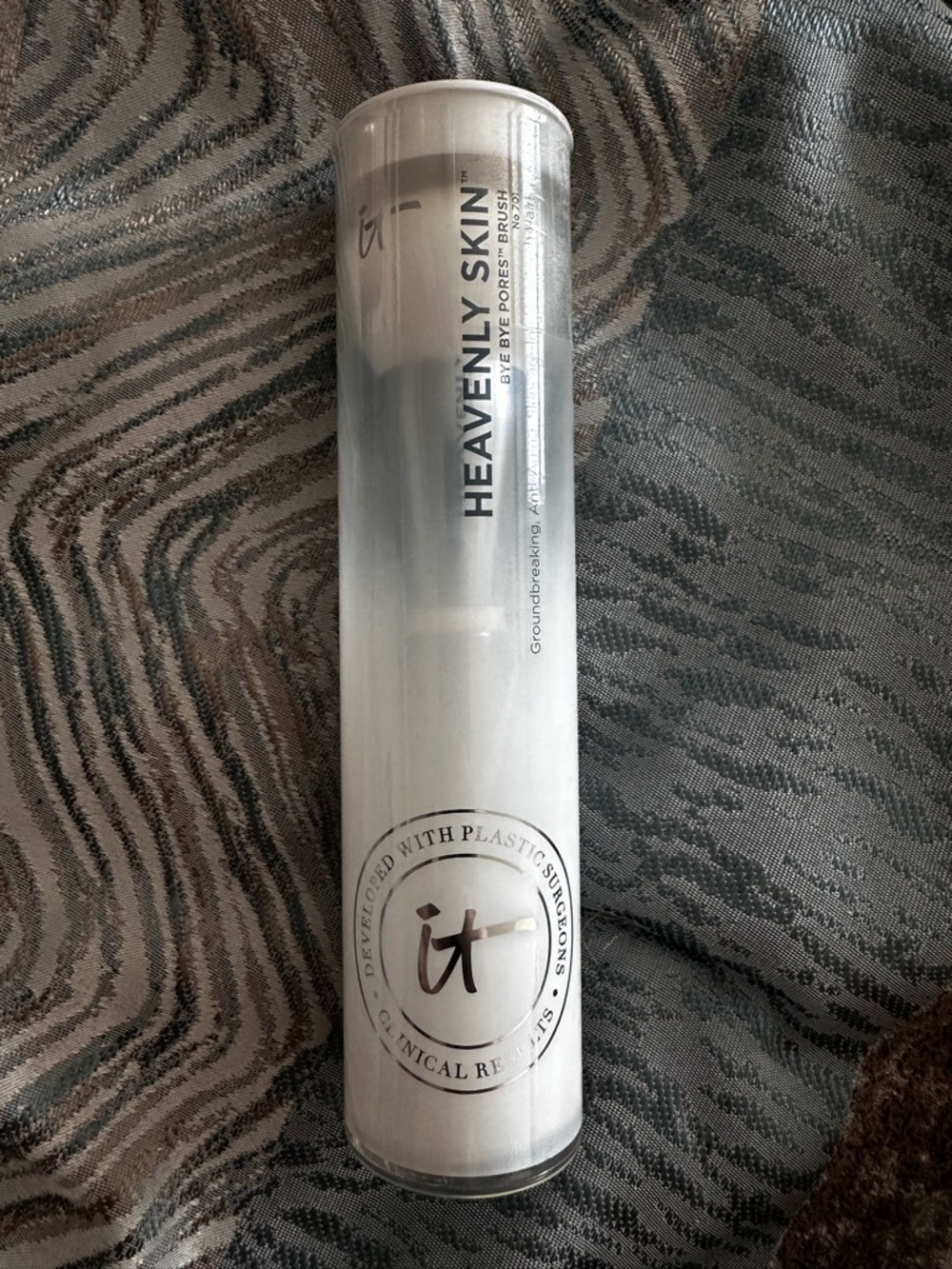 it cosmetics Heavenly Skin Brush - White and Silver
